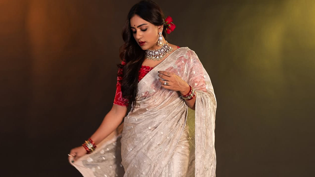 నటి వితికా షేర్ గురించి ఎంత చెప్పినా తక్కువే. అందం, అభినయం ఈ బ్యూటీ సొంతం.నిత్యం సోషల్ మీడియాలో ఫుల్ యాక్టివ్‌గా ఉండే ఈ ముద్దుగుమ్మ ఎప్పుడూ తన అందచందాలతో కుర్రకారును మాయ చేస్తుంటుంది. తాజాగా వింటేజ్ లుక్‌లో తయారై తన వయ్యారాలతో .. ఒంపు సొంపులతో సెగలు పుట్టిస్తుంది.