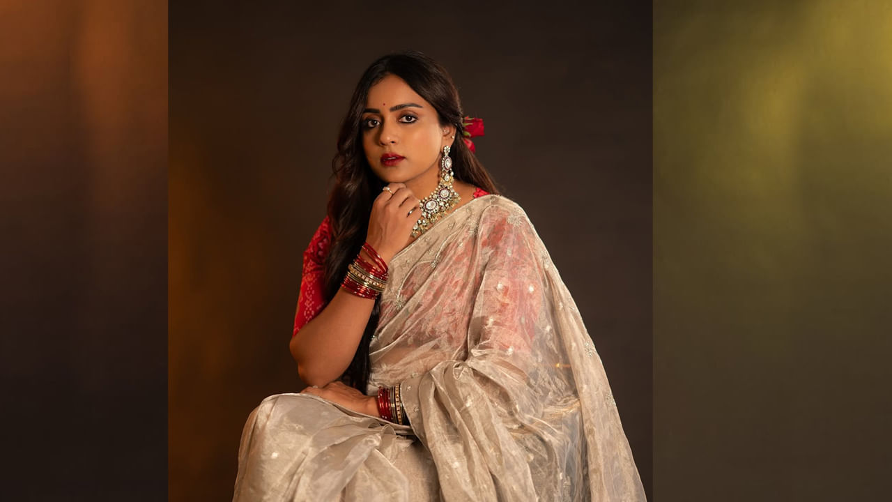 ఈ బ్యూటీ ఝుమ్మందినాదం, బీమిలీ కబటడ్డీ జట్టు, ఈమె, ప్రేమించు రోజుల్లో, మైనేమ్ ఈజ్ అమృత వంట వంటి పలు చిత్రాల్లో నటిచి మంచి గుర్తింపు తెచ్చుకుంది. తర్వాత టాలీవుడ్ యంగ్ హీరో వరుణ్ తేజ్‌ను ప్రేమించి పెళ్లి చేసుకుంది.