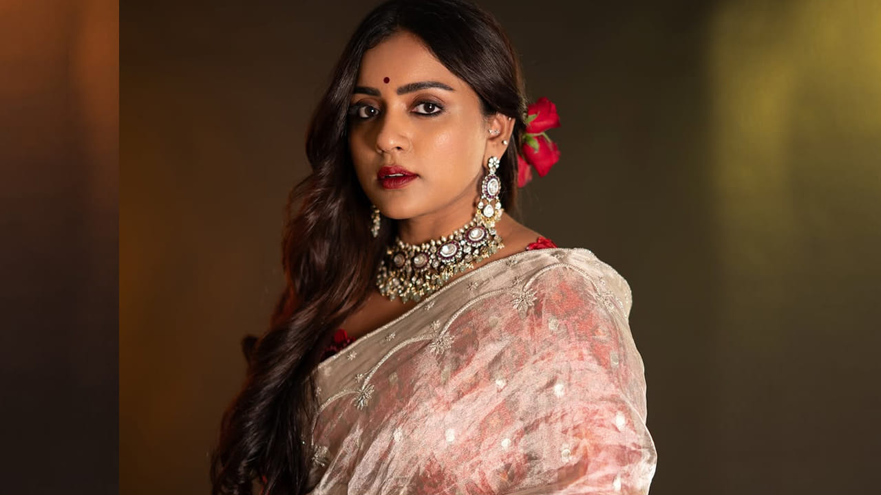 ఇక ఎప్పుడూ సోషల్ మీడియాలో ఫుల్ యాక్టివ్ గా ఉండే ముద్దుగుమ్మ వితికా ఎప్పటికప్పుడు తన గ్లామర్ తో కుర్రకారును ఆకట్టుకుంటుంది.