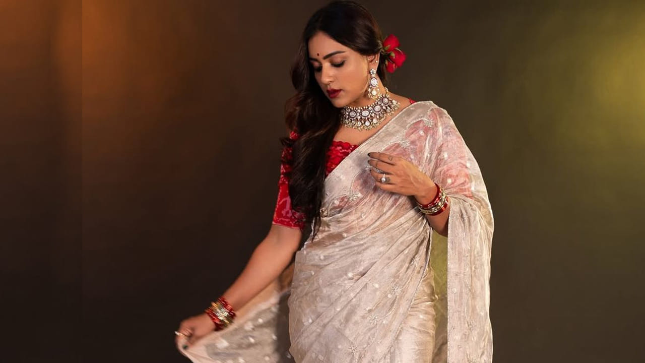 తాజాగా చీరలో పలు ఫొటోలకు ఫోజులిచ్చింది. అందులో ఈ ముద్దుగుమ్మ చూడటానికి చాలా గ్లామరస్ గా కనిపిస్తుంది. ప్రస్తుతం ఈ ఫొటోలునెట్టింట తెగ వైరల్ అవుతున్నాయి.