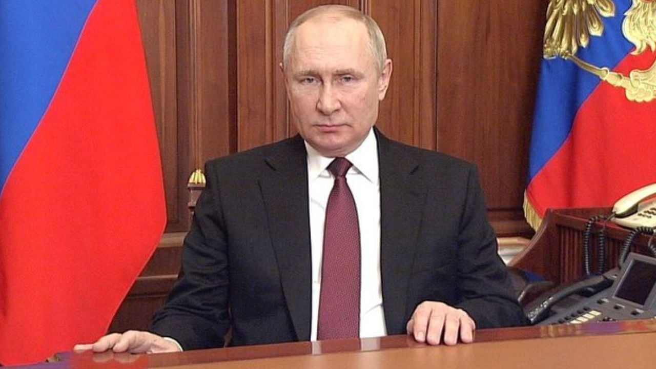 రెండో ప్లేస్‌లో రష్యా అధ్యక్షుడు వ్లాదిమిర్ పుతిన్ (Vladimir Putin) ఉన్నారు. ఇయన 2000 సంవత్సరం నుంచి రష్యా అధ్యక్షుడిగా ఉన్నారు. పుతిన తన దగ్గర ఉన్న సైనిక శక్తి సహజ వనరుల ద్వారా భౌగోళిక రాజకీయాల్లో కీలక పాత్ర పోషిస్తున్నారు. రష్యాలో ఉన్న అతిపెద్ద సహజ వాయు నిల్వలు, స్పేస్ ప్రోగ్రామ్‌లు ప్రపంచంపై ఆయన ప్రభావాన్ని పెంచుతున్నాయి