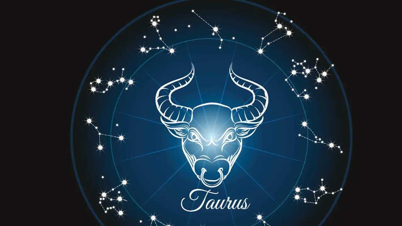 వృషభ రాశి : ఈ రాశి వారికి శుక్రుడి సంచారంతో లక్ష్మీ దేవి శని దేవుని ప్రత్యేక ఆశిస్సుల వలన కలిసి వస్తుంది. ఆస్తులు పెరుగుతాయి. ఉద్యోగం చేసేవారు మీ పై ఉన్నవారి నుంచి ప్రశంసలు అందుకుంటారు. విద్యార్థులు మంచి ర్యాంకులు పొందుతారు. ఇంటా బయట సంతోషకర వాతావరణం నెలకుంటుంది.