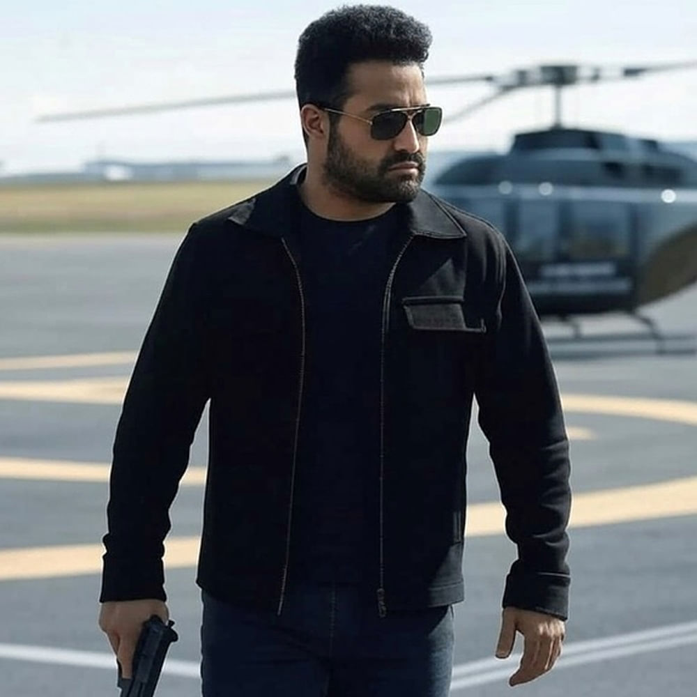 ఈ సినిమా షూటింగ్ వేగంగా జరుగుతుంది. ఇక వార్ 2 తెలుగు రైట్స్ కోసం టాలీవుడ్‌లో పెద్ద యుద్ధమే జరుగుతుంది. దీనికోసం అగ్ర నిర్మాతలు పోటీ పడుతున్నారు. 