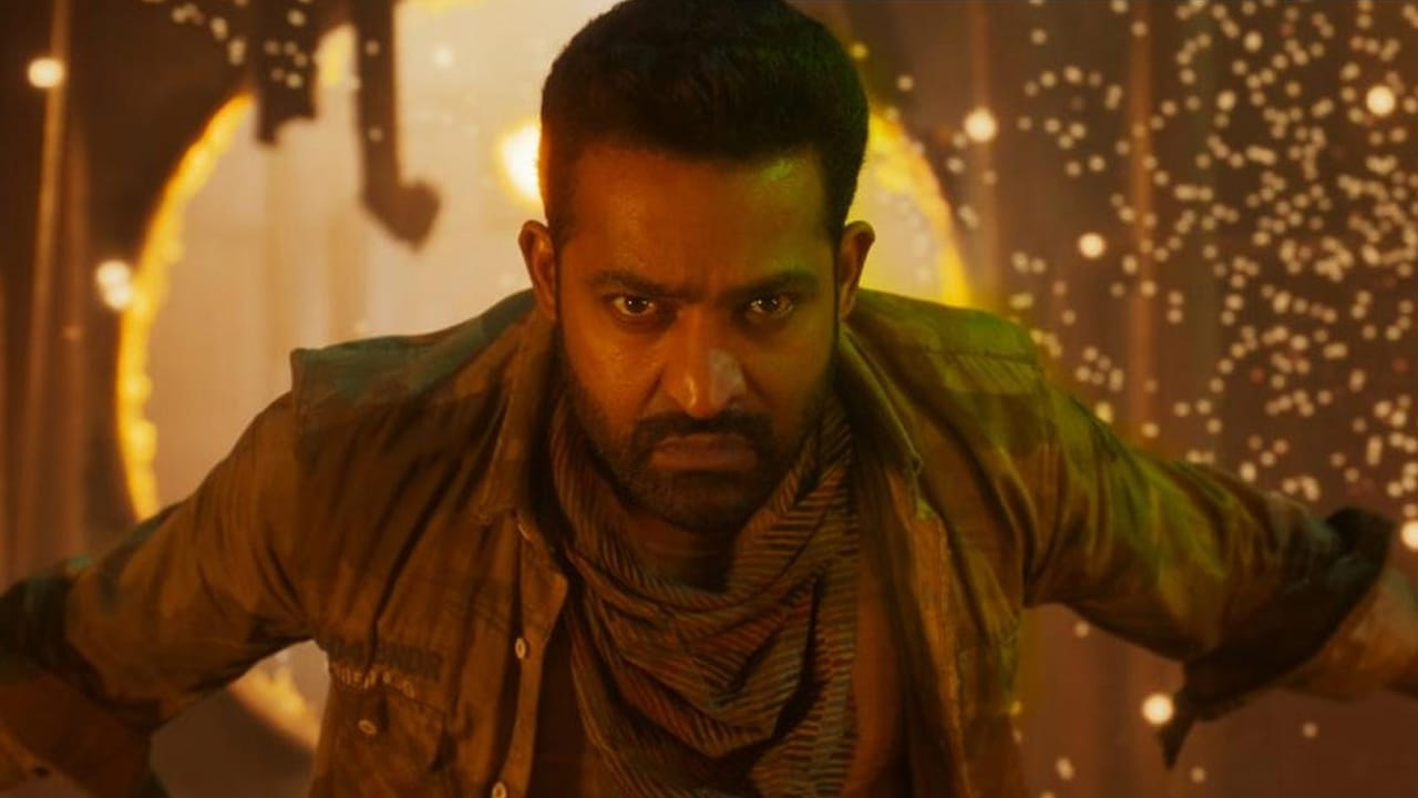 వార్‌2లో తారక్‌కి ఫ్లాష్ బ్యాక్‌ ఉంటుందన్నది ఫ్యాన్స్‎ని ఊరిస్తున్న విషయం. రెగ్యులర్‌ లుక్‌‎కీ, ఫ్లాష్ బ్యాక్‌ లుక్‌కీ చాలా తేడా ఉంటుందట. ఫ్లాష్ బ్యాక్‌ కాసేపే కనిపించినా అల్ట్రా స్టైలిష్‌గా ఉంటారట తారక్‌.