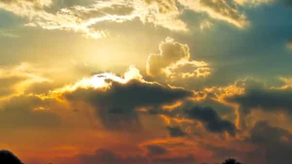 Telangana: రాష్ట్రంలో ఓవైపు మండే ఎండలు.. మరోవైపు వర్షాలు.. ఇదిగో వెదర్ రిపోర్ట్..