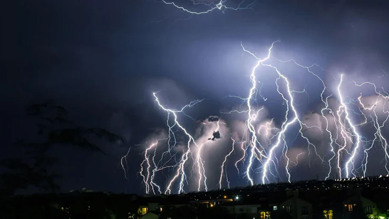 Rain Alert: వాయుగుండం ఎఫెక్ట్.. తెలంగాణ ప్రజలకు పిడుగులాంటి వార్త.. భారీ నుంచి అతిభారీ వర్షాలు..