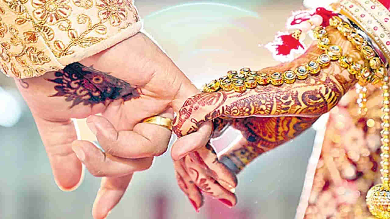 Watch: కట్నం కోసం భర్త రెండో పెళ్లి.. చెప్పుతో చితకొట్టిన భార్య.. సినిమా సీన్ ను మించి..