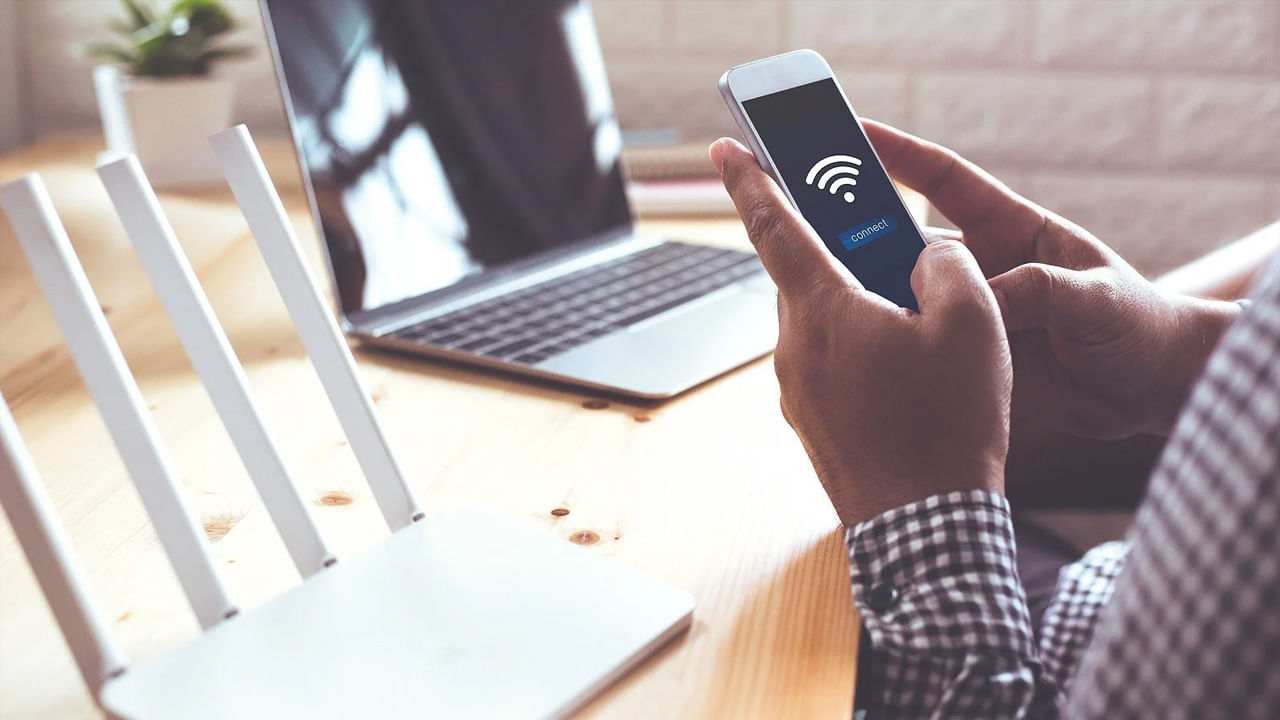 కొన్నిసార్లు సమీపంలోని WiFi నెట్వర్క్ల కారణంగా అంతరాయం ఏర్పడుతుంది. ఇది వేగాన్ని తగ్గిస్తుంది. దీని కోసం రూటర్ ఛానెల్ని మార్చడం మంచి ఎంపిక కావచ్చు. మీరు రూటర్ సెట్టింగ్లలోకి వెళ్లి ఆటో లేదా తక్కువ రద్దీ ఉన్న ఛానెల్ని ఎంచుకోవచ్చు.