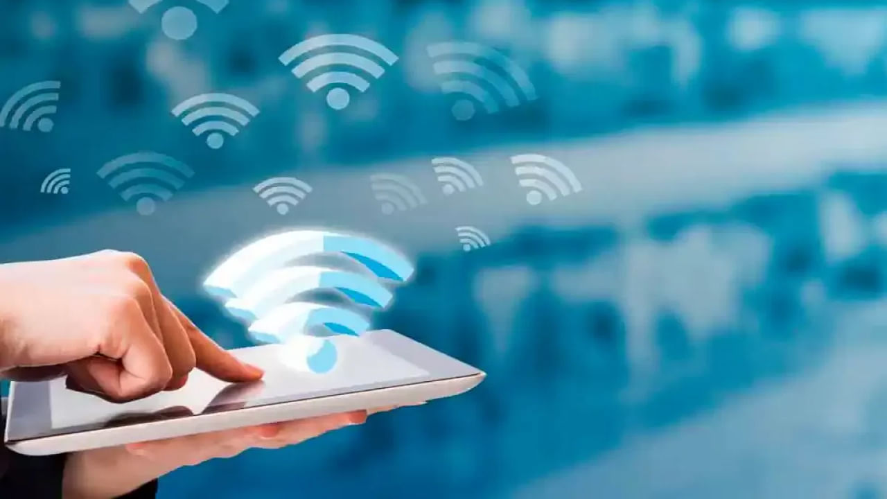 చాలా కొత్త రూటర్లు 2.4GHz, 5GHz బ్యాండ్లను కలిగి ఉన్నాయి. 5GHz బ్యాండ్లో తక్కువ ఆటంకాలు ఉంటాయి. వేగం కూడా మెరుగ్గా ఉంటుంది. అయినప్పటికీ దాని పరిధి కొంచెం తక్కువగా ఉంటుంది. మీకు మెరుగైన వేగం అవసరమైన ఇంట్లో ఏ ప్రాంతంలోనైనా మీరు దీన్ని ఉపయోగించవచ్చు.