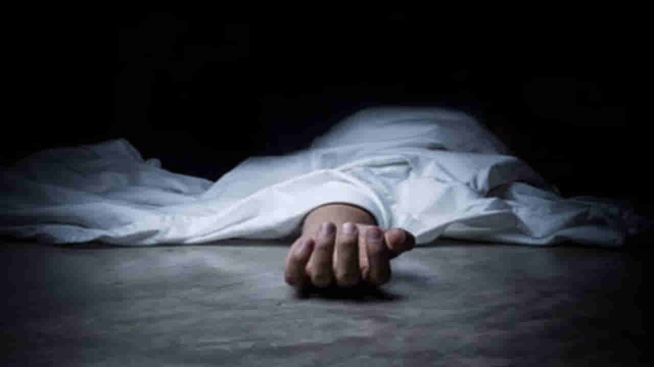 Andhra Pradesh: పొరపాటున వేరే రైలెక్కిన మహిళ.. ఇంతలోనే ఎంత ఘోరం.. కన్నీళ్లు తెప్పించే విషాదం