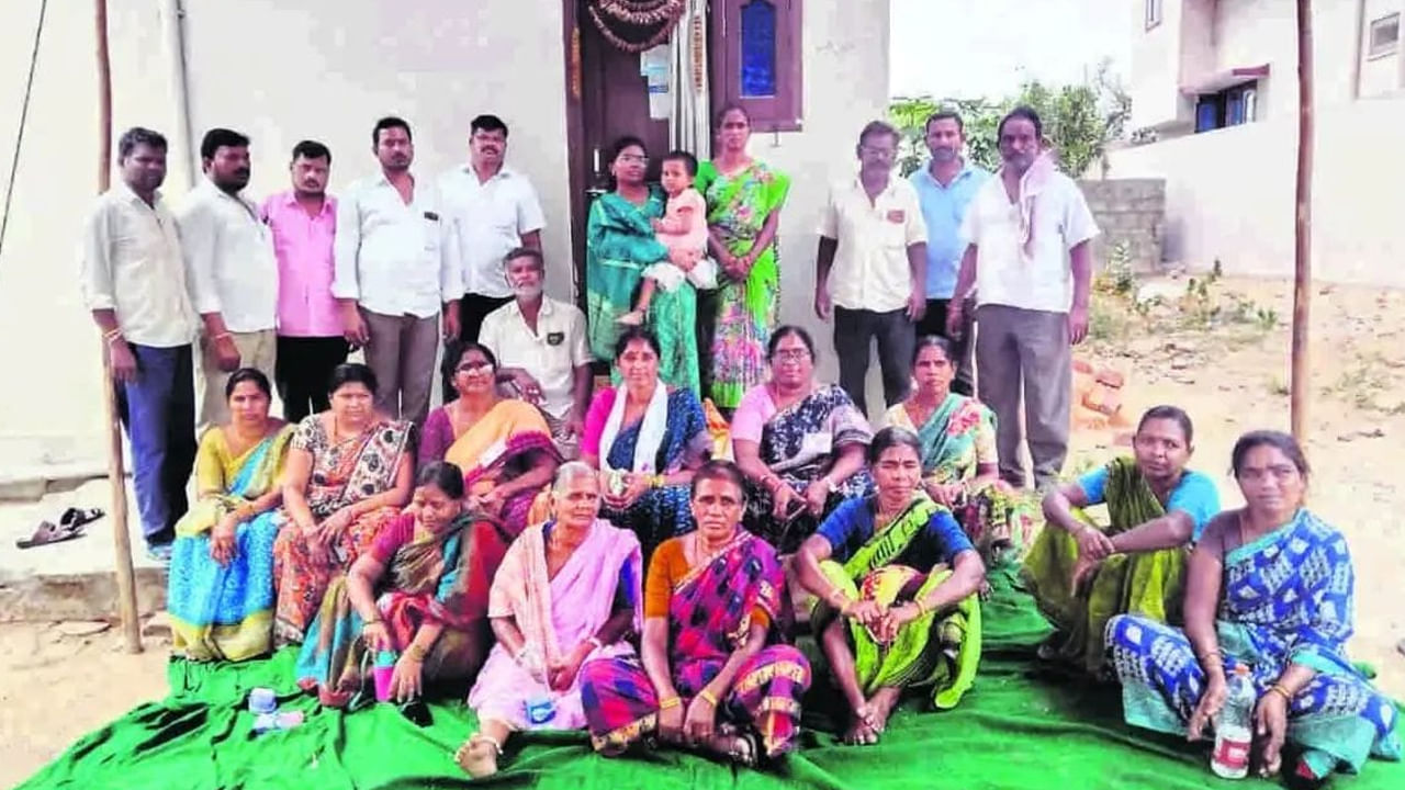 Narketpally: అత్తా కోడళ్లు ఇద్దరూ కలిసి ఆందోళనకు దిగారు.. ట్విస్ట్ ఏంటంటే..?