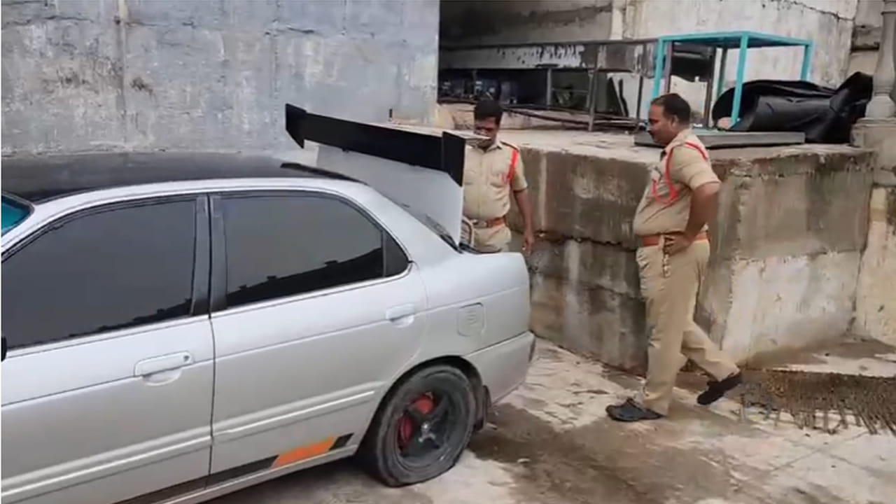 Yadagirigutta: గుడి వద్ద పోలీసులును చూసి కారు వదిలేసి పరార్.. డిక్కీ ఓపెన్ చేసి చూడగా