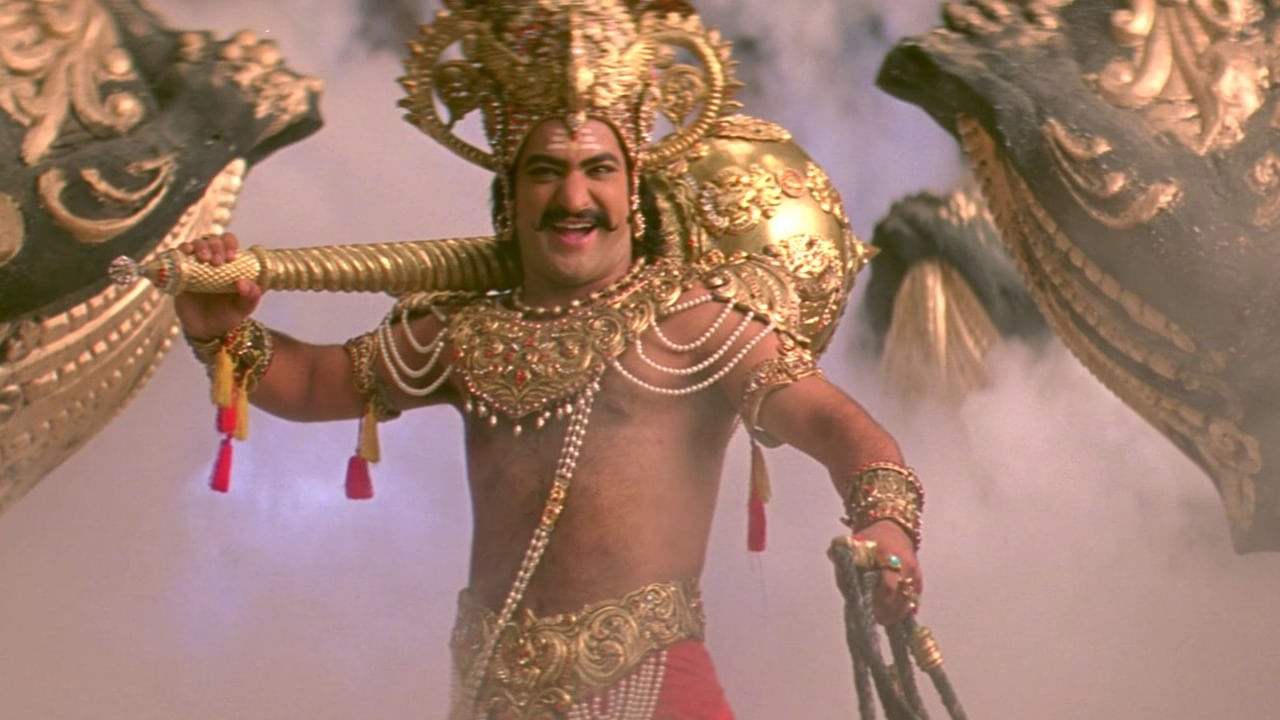 ఎస్.ఎస్. రాజమౌళి దర్శకత్వం వహించిన ఫాంటసీ యాక్షన్ డ్రామా మూవీ 'యమదొంగ'. జూనియర్ ఎన్టీఆర్, ప్రియమణి నటించిన ఈ మూవీ మొదట ఆగస్టు 15, 2007న విడుదలైంది. బలమైన పౌరాణిక అంశాలు మరియు అద్భుతమైన విజువల్స్తో, ఈ చిత్రం బాక్సాఫీస్ వద్ద విజయవంతమైంది. ఇది మే 18, 2025న రీ రిలీజ్ అవుతుంది.