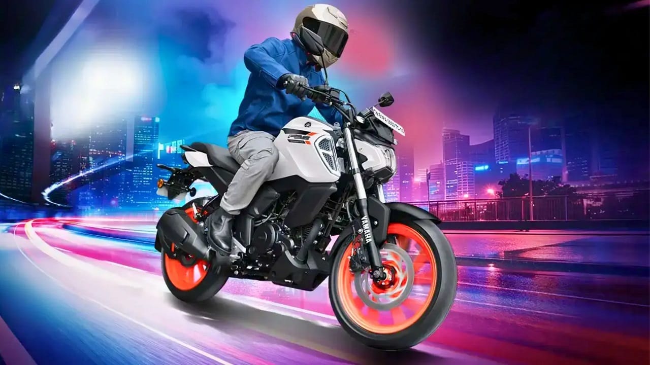 కుర్రకారుకి కిర్రాక్ పుట్టించే యమహా ఎఫ్ జెడ్ - ఎస్ ఎఫ్ఐ వీ4 బైక్ కూడా నగరంలో వినియోగానికి చాలా వీలుగా ఉంటుంది. ఈ బండి బరువు 136 కిలోలే కావడం విశేషం. దీనిలోని 149 సీసీ ఇంజిన్ నుంచి 12.4 బీహెచ్ పీ, 13.3 ఎన్ ఎం టార్కు ఉత్పత్తి అవుతుంది. సౌకర్యవంతమైన 790 ఎంఎం సీటు, 1330 ఎంఎం వీల్ బేస్ కారణంగా నగరంలోని అస్తవ్యస్త ట్రాఫిక్ లో చాలా సులువుగా నియంత్రణ చేయవచ్చు.