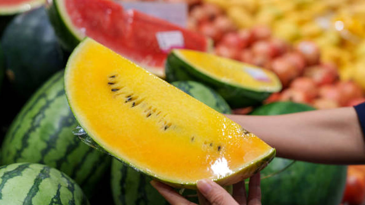 గత కొన్ని సంవత్సరాలుగా భారతదేశంలోని చాలా మంది రైతులు పసుపు పుచ్చకాయ సాగు వైపు మొగ్గు చూపుతున్నారు, ఎందుకంటే భారతీయులు దీనిని చాలా ఇష్టపడుతున్నారు. దీనితో పాటు, దీని ఆరోగ్య ప్రయోజనాలు కూడా అద్భుతమైనవి. ఇది శరీరాన్ని హైడ్రేటెడ్‌గా ఉంచడమే కాదు అనేక పోషకాలతో సమృద్ధిగా ఉంటుంది. పసుపు పుచ్చకాయ భారతదేశానికి ఎక్కడి నుంచి వచ్చింది, దానిని ఎలా పండిస్తారు. దీనిని తినడం వలన కలిగే ఆరోగ్య ప్రయోజనాల గురించి తెలుసుకుందాం.. 