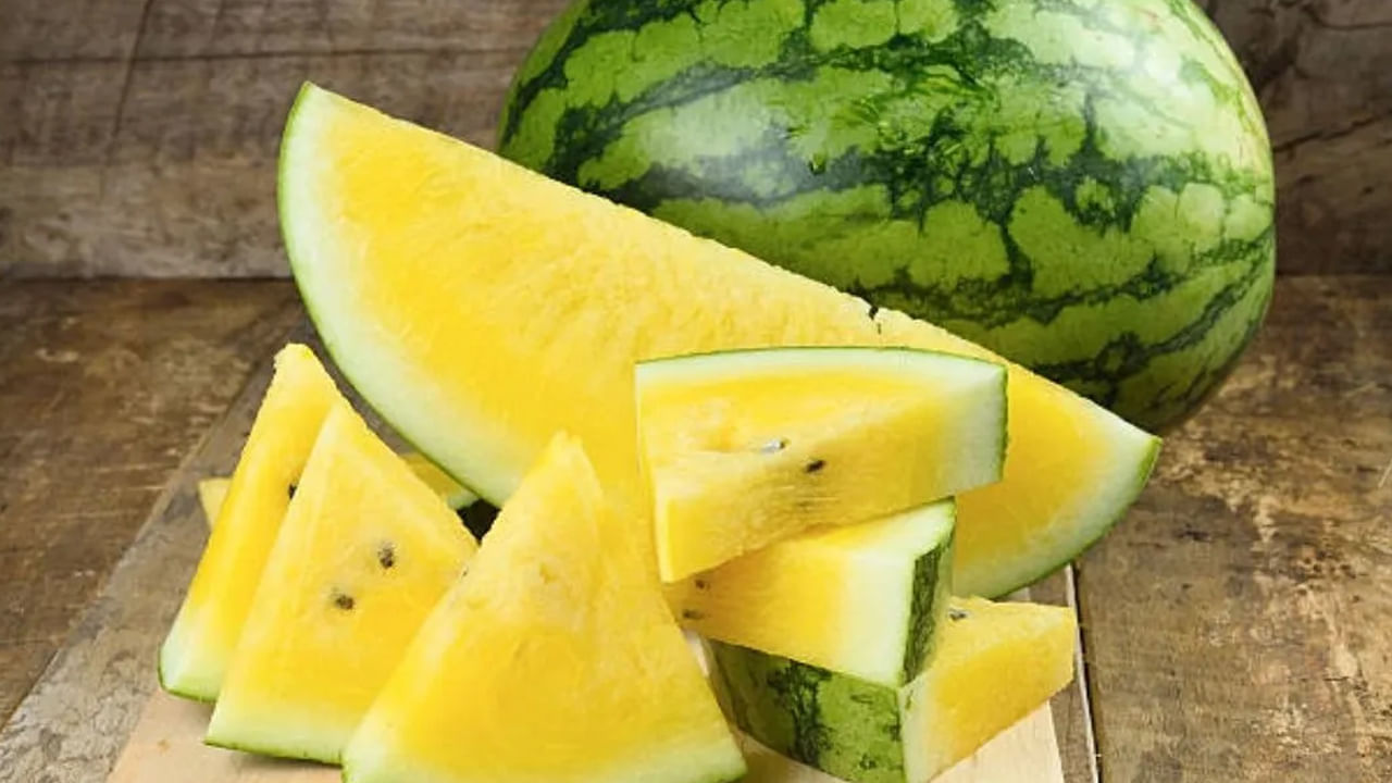 శరీరానికి చల్లదనం, హైడ్రేషన్ అందిస్తుంది: వేసవిలో శరీర ఉష్ణోగ్రత పెరగడం ప్రారంభమవుతుంది. చెమట రూపంలో శరీరం నీరు కోల్పోతుంది. పసుపు పుచ్చకాయలో 90-92% నీరు ఉంటుంది. దీని కారణంగా ఇది శరీరాన్ని చల్లగా ఉంచుతుంది. నిర్జలీకరణాన్ని నివారిస్తుంది. ఎండలో బయట పనిచేసే వారికి లేదా విపరీతమైన వేడితో ఇబ్బంది పడే వారికి ఇది చాలా ప్రయోజనకరంగా ఉంటుంది.
