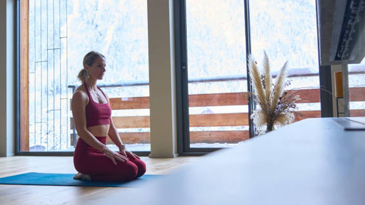 వజ్రాసనం: ఋతుక్రమ సమయంలో నొప్పి , తిమ్మిరిని తగ్గించడంతో పాటు మూత్ర సంబంధిత సమస్యల నుంచి ఉపశమనం పొందడంలో ప్రయోజనకరంగా ఉంటుంది. ఈ ఆసనం మీ కటి నేల కండరాలను బలపరుస్తుంది. ఒత్తిడిని కూడా తగ్గిస్తుంది. ఇది చేయడానికి ముందుగా కాళ్ళను మడిచి కూర్చోండి . మీ వీపును నిటారుగా ఉంచండి. ఇది జీర్ణక్రియకు కూడా చాలా ప్రయోజనకరంగా ఉంటుంది. ఈ ఆసనాన్ని తిన్న తర్వాత కూడా చేయవచ్చు.