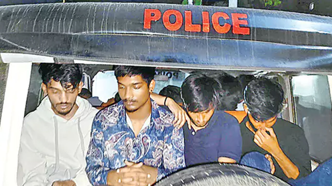 Andhra: పోలీసుల ఆకస్మిక తనిఖీలు.. బట్టబయలైన యువతీయువకులు బాగోతం