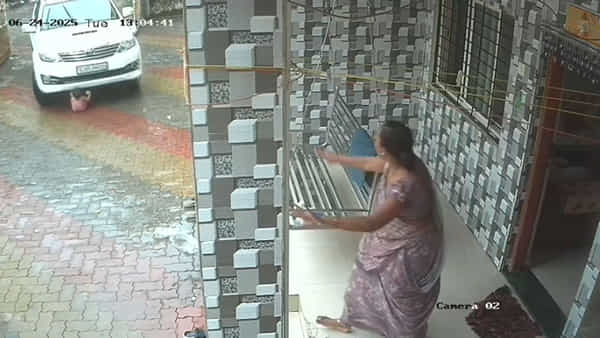 Viral Video: కారు కింద పడిపోయిన మూడేళ్ల చిన్నారి... ఆ తర్వాత... CCTVలో యాక్సిడెంట్ రికార్డ్