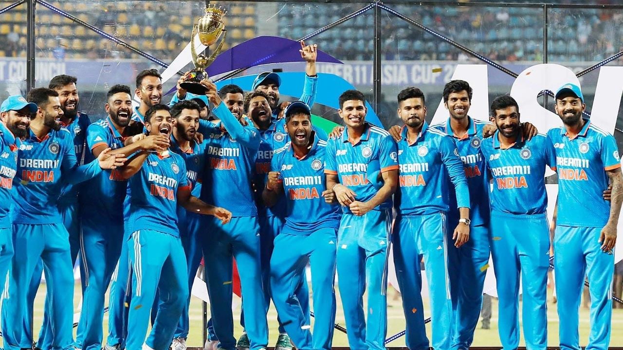 ఆసియా కప్ 2025 ఈ ఏడాది సెప్టెంబర్లో ఇండియాలో జరగనుంది. దీనికి సంబంధించి ఇటీవలె సోని స్పోర్ట్స్ ఒక పోస్టర్ను కూడా రిలీజ్ చేసింది. సాధారణంగా ఆసియా కప్ను వన్డే ఫార్మాట్లో నిర్వహిస్తారు. గతంలో ఒకసారి టీ20 ఫార్మాట్లోనూ నిర్వహించారు.