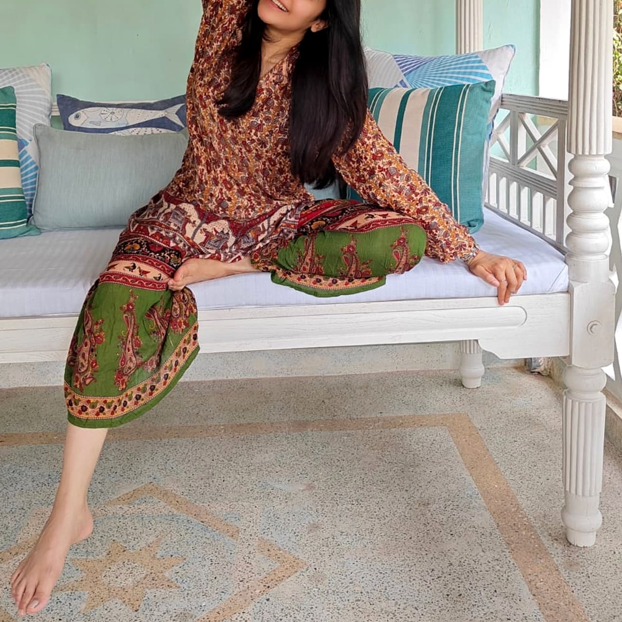 చాలా మంది హీరోయిన్స్ ఈ మధ్య ఒక ఒక్క సినిమాతో క్రేజ్ సొంతం చేసుకుంటున్నారు. ఓవర్ నైట్‌లో స్టార్ డమ్ సొంతం చేసుకుంటున్నారు. మరికొంతమంది ప్రయత్నిస్తూ.. ఎదో ఒకసినిమాతో సక్సెస్ అవుతున్నారు. పైన కనిపిస్తున్న హీరోయిన్ కూడా అంతే.. వరుసగా సినిమాలు చేస్తూ.. మొన్నీమధ్యనే భారీ హిట్ అందుకుంది.