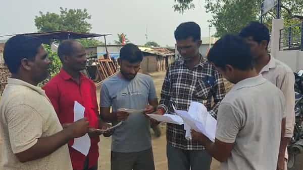 ఏంట్రా ఇది.. రైతుల దగ్గర పంట కొని చెక్కులు ఇచ్చాడు.. చివరకు ఏం జరిగిందంటే..