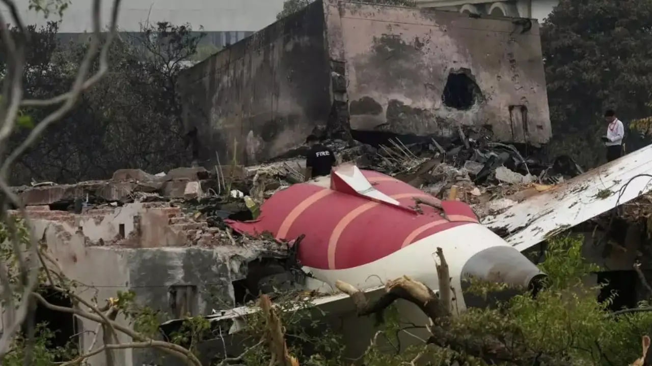 Air India Crash: అహ్మదాబాద్ విమాన ప్రమాదం.. కోలుకున్న తల్లీ కొడుకు... ఆస్పత్రి నుంచి డిశ్చార్జ్‌