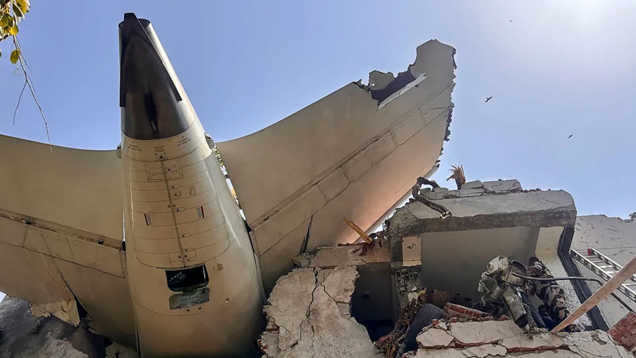 జూన్ 12న అహ్మదాబాద్ నుండి లండన్ వెళ్తున్న ఎయిర్ ఇండియా విమానం కూలిపోయింది. 241 మంది ప్రయాణికులతో పాటు 270 మృతి. ఎయిర్ ఇండియా విమాన ప్రమాదం తర్వాత, అనేక ఇతర విమానాలలో సాంకేతిక సమస్యలు తలెత్తి, పనిచేయకపోవడం గురించి వార్తలు వెలువడ్డాయి.