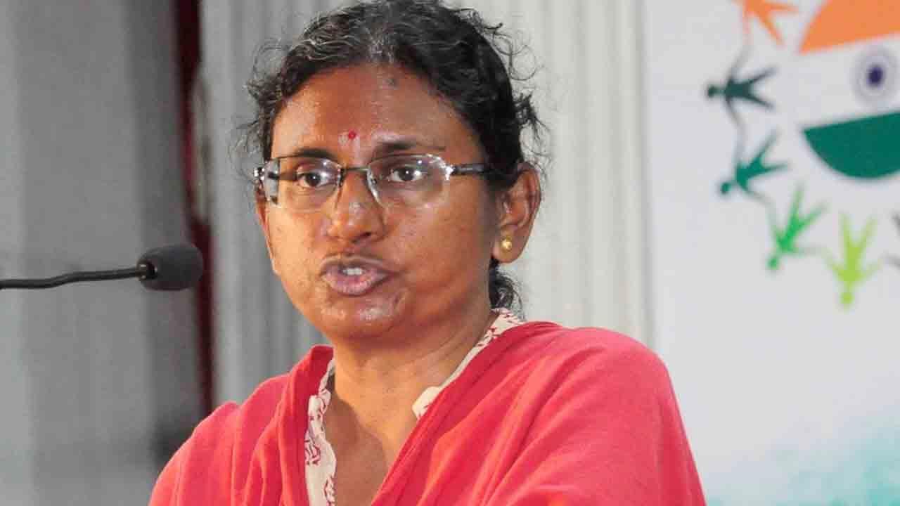అలాంటి వారిని పదవులు వెతుక్కుంటూ వస్తాయ్! ఏఐసీసీ ఇన్చార్జ్ మీనాక్షి ఆసక్తికర వ్యాఖ్యలు