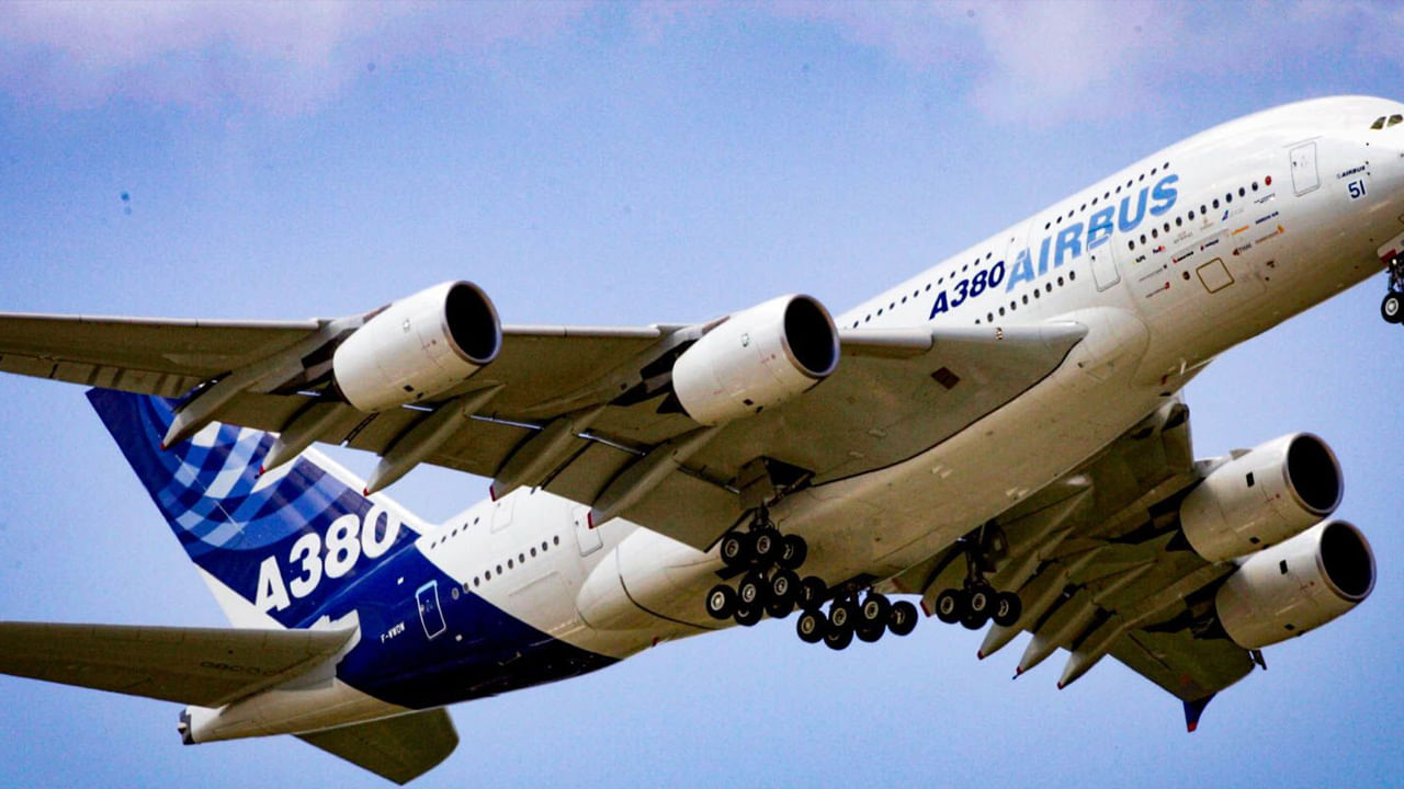 అతిపెద్ద ప్రయాణీకుల విమానం A380, ఎయిర్‌బస్ A380 ఇప్పటివరకు అతిపెద్ద ప్రయాణీకుల విమానం. ఎయిర్‌బస్ A380 అనేది ఒక భారీ రెండంతస్తుల విమానం. ఈ భారీ  విమానాన్ని ఉంచడానికి ప్రపంచవ్యాప్తంగా ఉన్న విమానాశ్రయాలు వాటి టెర్మినల్స్, గేట్లు, మౌలిక సదుపాయాలలో పెద్ద మార్పులు చేయవలసి వచ్చింది.