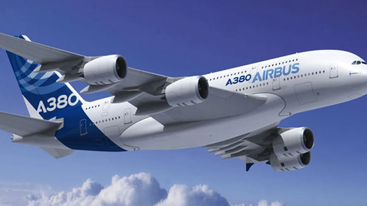 ఈ విమానం రెండు పూర్తి డెక్‌లను కలిగి ఉంటుంది. 4 అతిశక్తివంతమైన ఇంజిన్‌లతో అమర్చబడి ఉంటుంది. ఈ విమానం పొడవు 238 అడుగులు, రెక్కల వెడల్పు 261 అడుగులు. దీనిని 27 ఏప్రిల్ 2005 నుంచి అందుబాటులోకి తీసుకువచ్చారు.