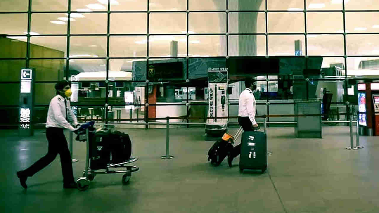 Viral: బ్యాంకాక్ నుంచి వచ్చిన ఇద్దరు ప్యాసింజర్స్ తత్తరపడుతూ కనిపించారు - ఆపి చెక్ చేయగా