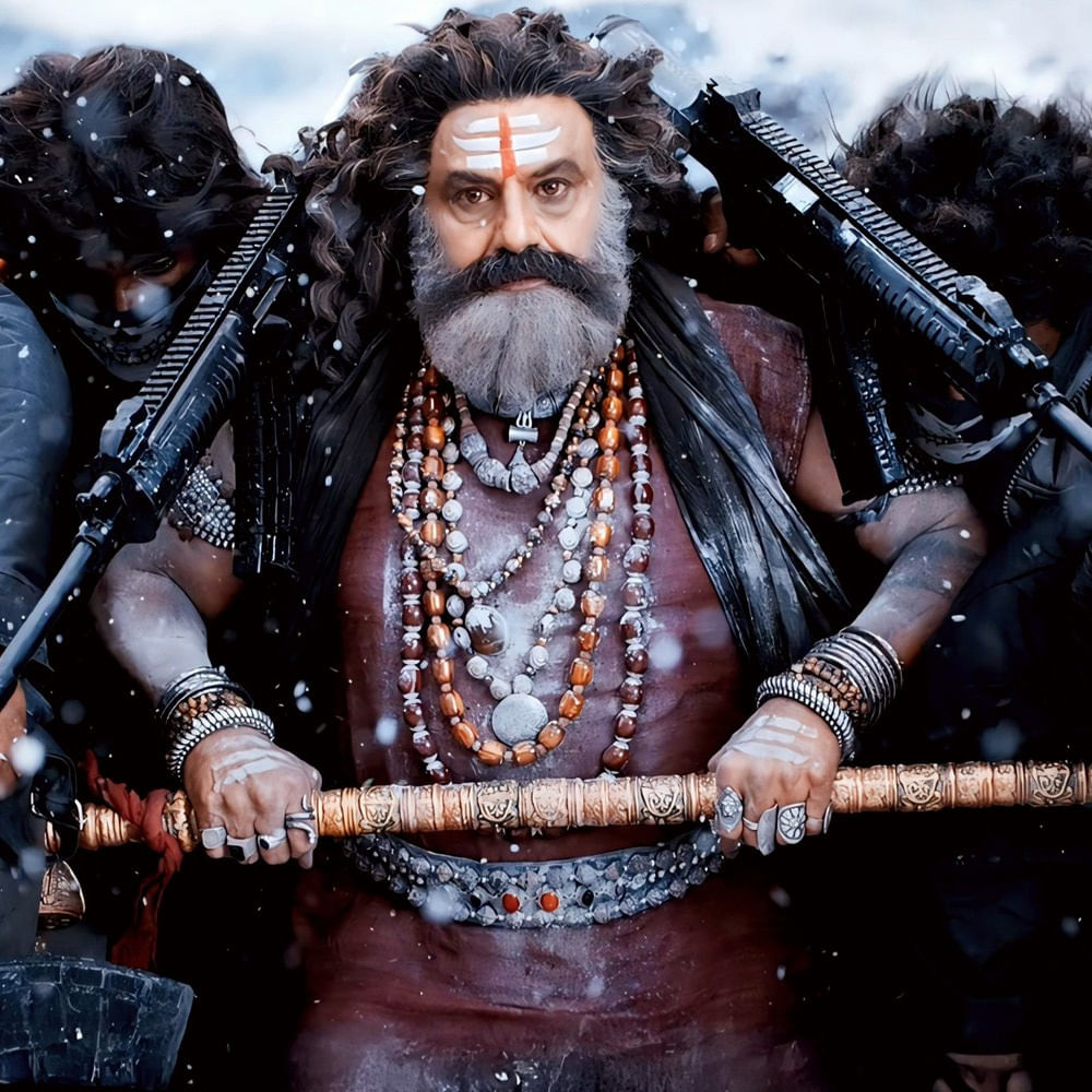 అఖండ 2 బిజినెస్ కూడా భారీగా జరుగుతుంది. తాజాగా టీజర్లోనూ సెప్టెంబర్ 25 డేట్ మరోసారి లాక్ చేసారు.. దసరాకు తాండవం ఖాయం అంటున్నారు. మరోవైపు ఓజి కూడా 200 పర్సెంట్ దసరాకే వస్తుందని చెప్తున్నారు మేకర్స్. ఇప్పటికే పవన్ పోర్షన్ షూట్ అయిపోయింది.. మరో 4 రోజులైతే షూట్ కూడా మొత్తం అయిపోతుంది.