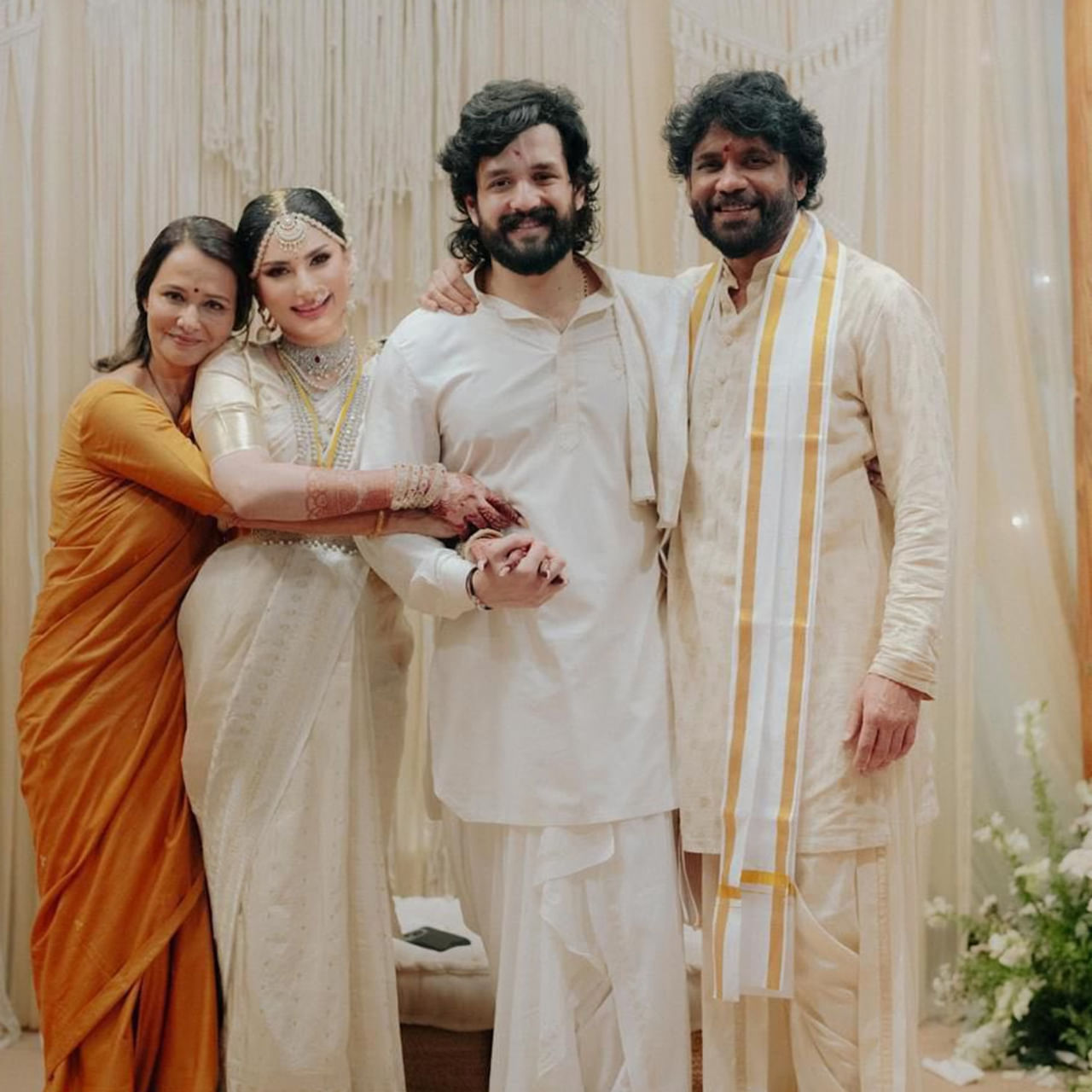 అక్కినేని అందగాడు అఖిల్ తన ప్రియురాలు జైనబ్ రవ్జీను 2025 జూన్ 6న హైదరాబాద్‌లోని జూబ్లీహిల్స్‌లో నాగార్జున నివాసంలో వివాహం చేసుకున్నాడు. ఈ వేడుక తెల్లవారుజామున 3 గంటలకు జరిగింది, ఇరు కుటుంబ సభ్యులు, సన్నిహితుల సమక్షంలో ఘనంగా జరిగింది.