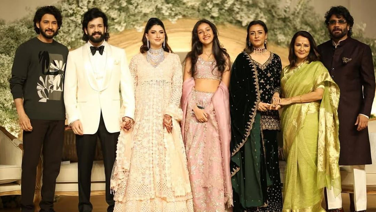 నాగార్జున ఈ రిసెప్షన్ను గ్రాండ్గా నిర్వహించారు. సూపర్ స్టార్ మహేష్ బాబు సతీసమేతంగా ఈ వేడుకకు హాజరయ్యారు. మహేష్ బాబుతో పాటు రామ్ చరణ్, ఉపాసన కూడా ఈ రిసెప్షన్లో మెరిశారు. ఇందుకు సంబంధించిన ఫోటోలు నెట్టింట చక్కర్లు కొడుతున్నాయి.