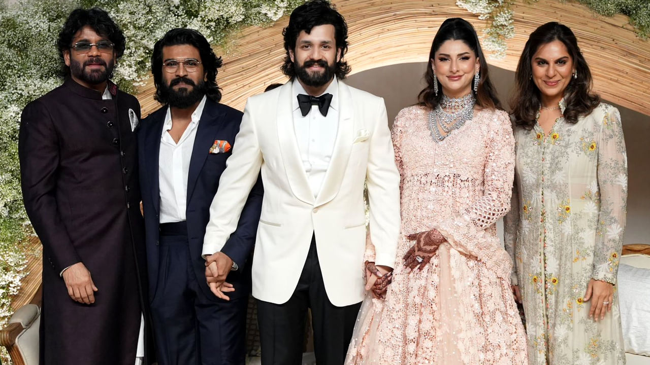 నాగార్జున ఈ రిసెప్షన్ను గ్రాండ్గా నిర్వహించారు. సూపర్ స్టార్ మహేష్ బాబు సతీసమేతంగా ఈ వేడుకకు హాజరయ్యారు. మహేష్ బాబుతో పాటు రామ్ చరణ్, ఉపాసన కూడా ఈ రిసెప్షన్లో మెరిశారు. ఇందుకు సంబంధించిన ఫోటోలు నెట్టింట చక్కర్లు కొడుతున్నాయి.