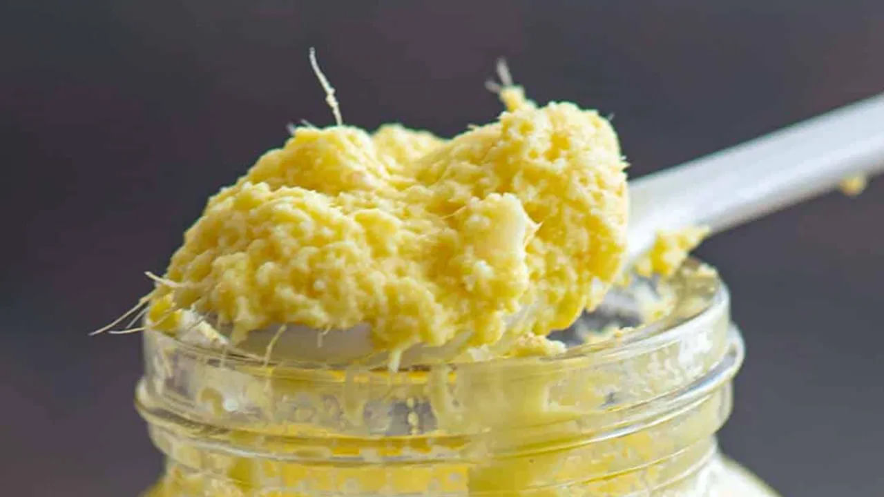 కర్రీ రుచిని నాలుగు రెట్లు పెంచే అల్లం వెల్లుల్లి పేస్ట్ ప్రతి ఒకరి వంట రూమ్‌లో తప్పక ఉంటుంది. ఎందుకంటే ఇది వంటలకు ప్రత్యేక రుచిని అందించడంలో మేటి. ముఖ్యంగా నాన్ వెజ్ వంటకాలు వండి తప్పకుండా అల్లం వెల్లుల్లి పేస్ట్ ఉండాల్సిందే అంటారు. చికెన్, మటన్, ఫిష్ వంటి వలకు ఇది అద్భుతమైన రుచిని అందిస్తుంది. అందుకే ప్రతి ఒక్కరూ ఇంట్లోనే అల్లం వెల్లుల్లి పేస్ట్ తయారు చేసుకొని పెట్టుకుంటారు.