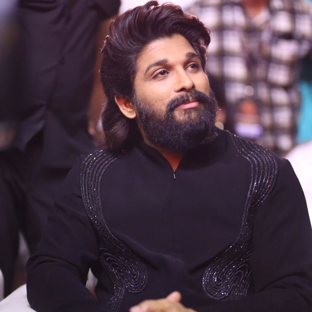 రీసెంట్ టైమ్స్లో సిల్వర్ స్క్రీన్ మీద మల్టీ రోల్స్ ట్రెండ్ గట్టిగా కనిపిస్తోంది. అల్లు అర్జున్ హీరోగా అట్లీ దర్శకత్వంలో తెరకెక్కబోయే గ్లోబల్ మూవీలో బన్నీ ట్రిపుల్ రోల్ చేయబోతున్నారు. ఈ జనరేషన్లో ట్రిపుల్ యాక్షన్ చేస్తున్న తొలి హీరోగా రికార్డ్ సెట్ చేయబోతున్నారు ఐకాన్ స్టార్.