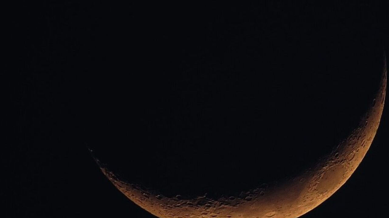 అయితే అమావాస్య రోజున చేయకూడని పనులు ఏవో ఇప్పుడు మనం తెలుసుకుందాం. అమావాస్య రోజున ఎట్టిపరిస్థితుల్లోనూ ప్రయాణాలు చేయకూడదంట. మరీ ముఖ్యంగా ఈరోజు దూర ప్రయాణాలు అస్సలే మంచిది కాదు అని చెబుతున్నారు పండితులు. అలాగే ఈ రోజు గృహ ప్రవేశం, శుభకార్యాలు, ఏదైన నూతనంగా ప్రారంభించేది ఏదీ కూడా ఈరోజున చేయకూడంట. దీని వలన అనేక సమస్యలు వచ్చే ప్రమాదం ఉందని చెబుతున్నారు పండితులు.