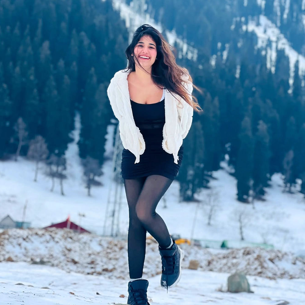 కాలేజీ డేస్ లోనే యాక్టింగ్ తన టాలెంట్ చూపించింది. ఆ తర్వాత ఇన్ స్టా రీల్స్ ద్వారా ఫేమస్ అయ్యింది. ఇక పలు షార్ట్ ఫిలింస్, కవర్ సాంగ్స్ లో యాక్ట్ చేసింది. దీంతో అటు సినిమా ట్రయాల్స్ చేస్తోంది. ఈ క్రమంలోనే స్కంద చిత్రంలో హీరోకు చెల్లిగా నటించే ఛాన్స్ కొట్టేసింది.