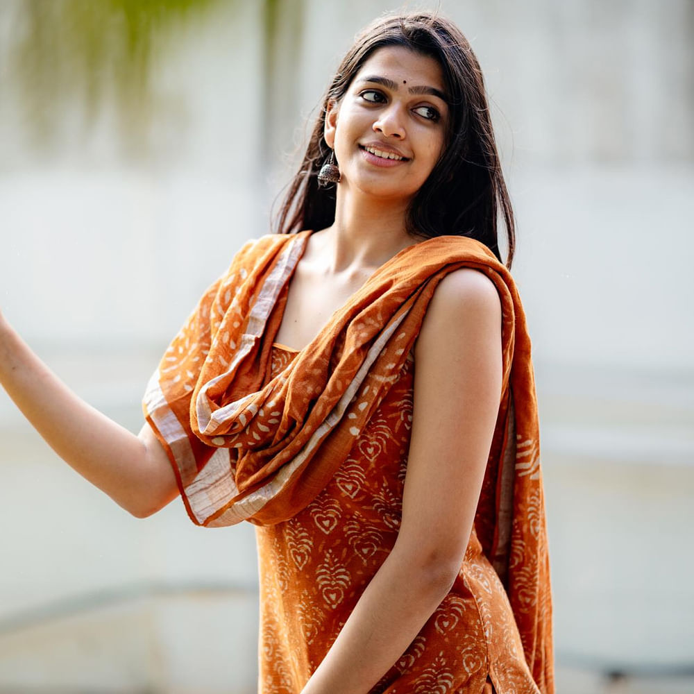 అనంతిక మాట్లాడుతూ.. ఇప్పటివరకు ఇంటిమేట్ సీన్స్ చేయలేదు. అలాంటి సన్నివేశాల్లో నటించడం చాలా కష్టంగా అనిపిస్తుంది. అలా అని అలాంటి పాత్రను చేయను అని చెప్పట్లేదు. కథ డిమాండ్ చేస్తే ఇంటిమేట్ సీన్స్ చేయడానికి నాకు ఇబ్బందిలేదు. అప్పుడు కొంత లిమిటేషన్ ఉంటుందని చెప్పుకొచ్చింది ఈ ముద్దుగుమ్మ. 