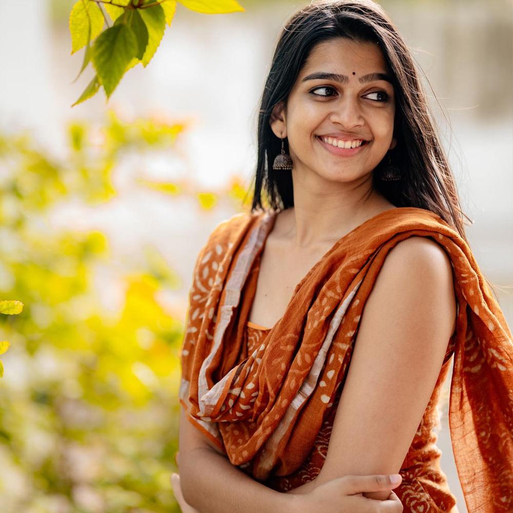 మ్యాడ్ సినిమాతో తెలుగు తెరకు పరిచయమైన కేరళ ముద్దుగుమ్మ అనంతిక సనీల్ కుమార్. మొదటి సినిమాతోనే ఊహించని క్రేజ్ సొంతం చేసుకున్న ఈ వయ్యారి.. ఇప్పుడు 8 వసంతాలు అనే సినిమాతో అడియన్స్ ముందుకు రాబోతుంది. జూన్ 20న ఈ సినిమా విడుదలకాబోతుంది. ఈ క్రమంలోనే తాజాగా ఈ మూవీ ప్రమోషన్లలో పాల్గొంటూ ఆసక్తికర విషయాలు పంచుకుంటుంది. 