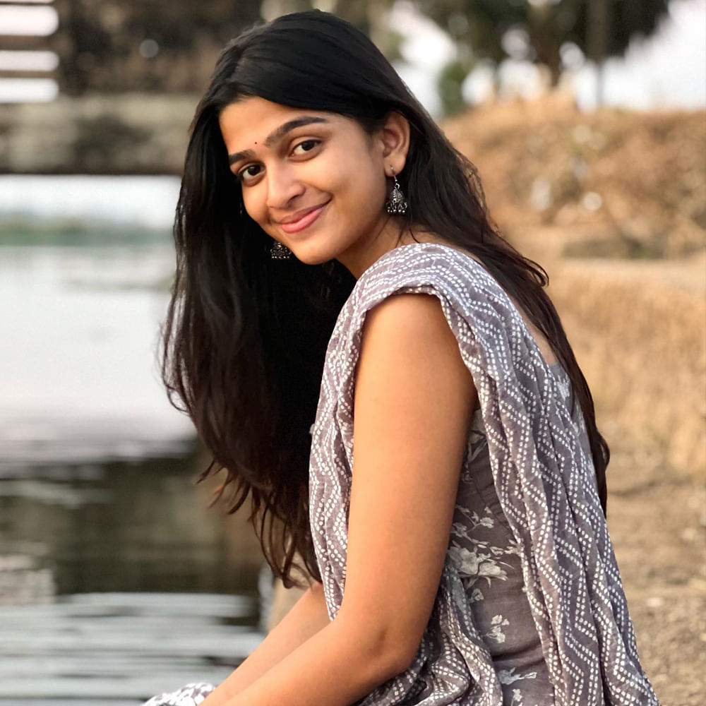 అప్పటి నుంచి సినిమాలకు అడిషన్స్ ఇవ్వడం స్టార్ట్ చేశానని.. మంచి సందేసం ఇచ్చే సినిమాలను చేయాలనుకుంటున్నట్లు తెలిపింది. తన పాత్రకు ప్రాధాన్యత ఉన్న సినిమాలను మాత్రమే ఎంచుకుంటున్నానని.. నటిగా కొనసాగాలని తనకు లేదని.. ప్రస్తుతం లా చేస్తున్నానని.. 40 ఏళ్ల వయసు వచ్చాకా రాజకీయాల్లోకి వెళ్తానని చెప్పుకొచ్చింది. 