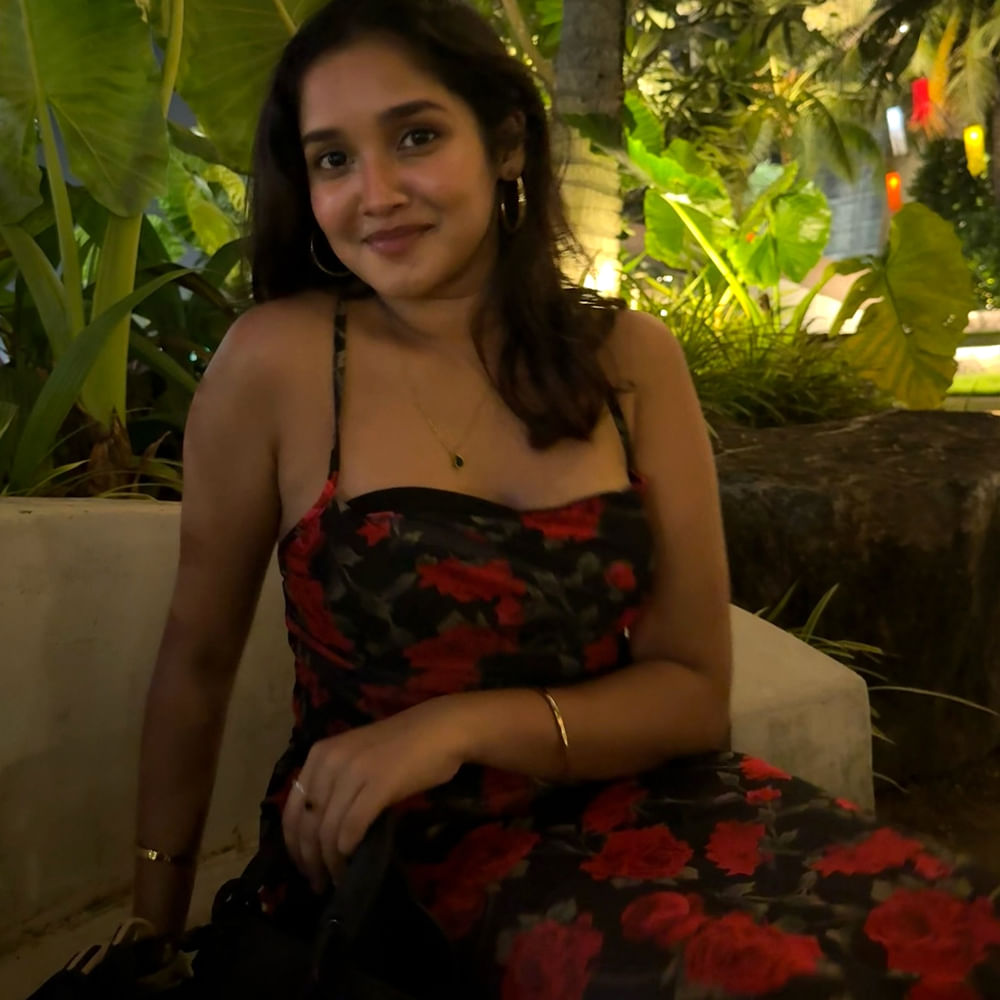 విశ్వాసం చిత్రంలోనూ అజిత్-నయనతార కూతురి పాత్రలో అనికా సురేంద్రన్ నటించిన తర్వాత, అభిమానులు ఆమెను కుట్టి నయన్ అని పిలుచుకోవడం ప్రారంభించారు. నటి అనికా సురేంద్రన్ అజిత్ కూతురేనని చాలా మంది తమిళప్రేక్షకులు అనుకున్నారు.