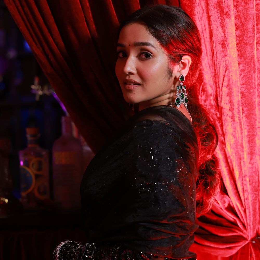 ఇక ఇప్పుడు ఈ చిన్నది హీరోయిన్ గా సినిమాలు చేస్తుంది. 18 ఏళ్లకు హీరోయిన్ గా అవకాశాలు అందుకుంది. నటుడు హిప్హాప్ ఆది నటించిన తమిళ చిత్రం పిడి సర్లో ప్రధాన పాత్ర పోషించింది. ఈ సినిమా మంచి ఆదరణ పొందింది. ప్రస్తుతం ధనుష్ దర్శకత్వంలో రూపొందిన జాబిలమ్మ నీకు అంతకోపమ సినిమాలో అనికా సురేంద్రన్ కథానాయికగా నటించింది.