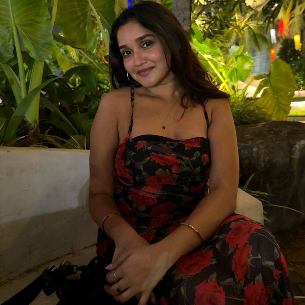 తెలుగులో ఈ చిన్నది బుట్ట బొమ్మ సినిమాతో తెలుగు ప్రేక్షకులను పలకరించింది. సోషల్ మీడియాలో యాక్టివ్గా ఉన్న నటి అనికా సురేంద్రన్కి ఇన్స్టాగ్రామ్లో 2.6 మిలియన్లకు పైగా ఫాలోవర్లు ఉన్నారు. తాజగా నీలం రంగు చీరలో అందమైన ఫోటోలు ఇంటర్నెట్లో వైరల్ అవుతున్నాయి.