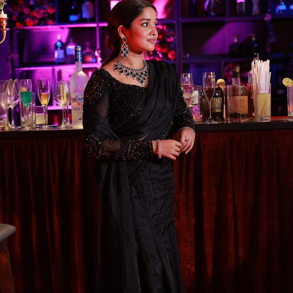 చాలా మంది చైల్డ్ యాక్టర్స్ హీరోలుగా, హీరోయిన్స్ గా మారి సినిమాలు చేస్తున్నారు. ఎన్నో సినిమాల్లో చైల్డ్ ఆర్టిస్ట్ గా సినిమాలు చేసిన అనికా సురేంద్రన్ ఇప్పుడు హీరోయిన్ గా సినిమాలు చేస్తుంది. ఇప్పుడు తన అందంతో కుర్రాళ్లను కవ్విస్తుంది ఈ ముద్దుగుమ్మ. 