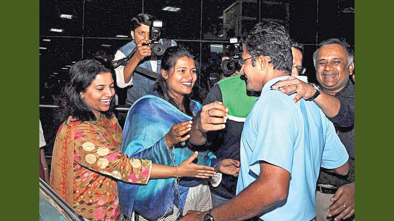 Anil Kumble Love Story: భారత క్రికెట్ చరిత్రలో అత్యంత గొప్ప స్పిన్ బౌలర్‌లలో ఒకరిగా అనిల్ కుంబ్లే పేరు సువర్ణాక్షరాలతో లిఖితమైంది. మైదానంలో తన లెగ్-స్పిన్‌తో ప్రత్యర్థులను గడగడలాడించిన కుంబ్లే, వ్యక్తిగత జీవితంలో కూడా ఆదర్శప్రాయంగా నిలిచారు. ముఖ్యంగా అతని ప్రేమకథ, వివాహం, తన సవతి కుమార్తెతో అతని అనుబంధం ఎందరికో స్ఫూర్తినిచ్చాయి.