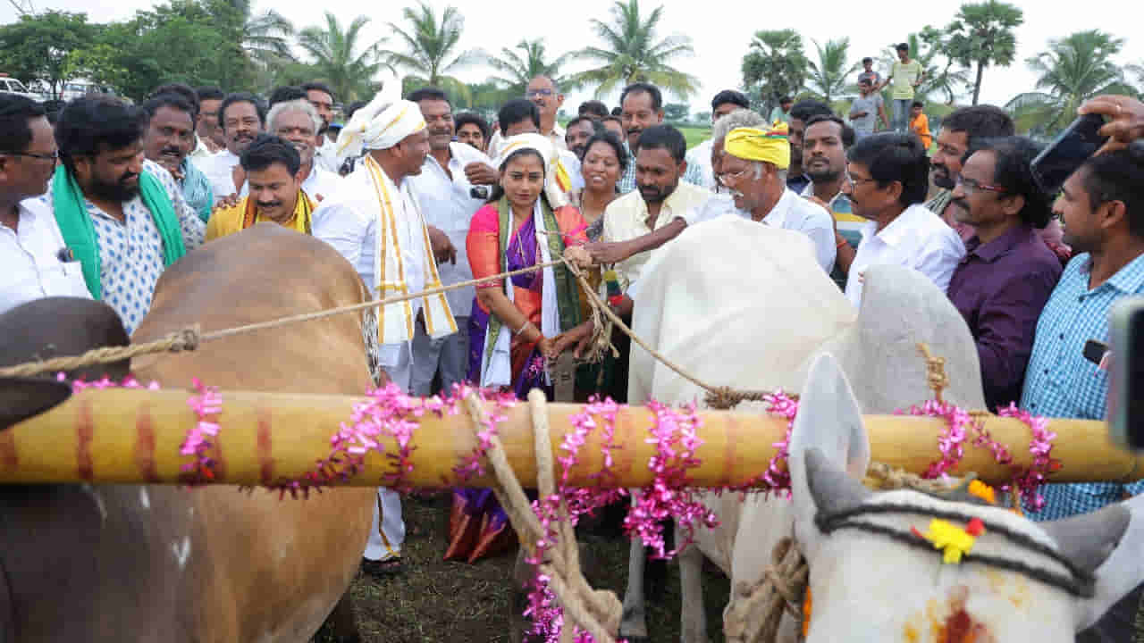 Vangalapudi Anitha: నాగలి పట్టి పొలం దున్నిన హోంమంత్రి వంగలపూడి అనిత అనిత!