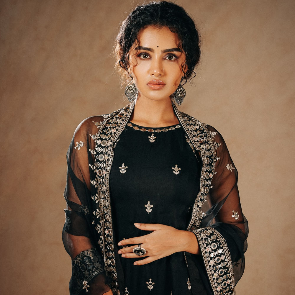 తనపై నమ్మకంతో ఇలాంటి పాత్రను ఇవ్వడం తనకు దక్కిన విజయంగా భావిస్తున్నట్లు తెలిపింది. తనకు మద్దతు ఇచ్చినవారికి.. అలాగే తనను ద్వేషించిన వారికి కృతజ్ఞతలు తెలిపింది అనుపమ. ప్రస్తుతం అనుపమ నటిస్తున్న జానకి వర్సెస్ స్టేట్ ఆఫ్ కేరళ సినిమా జూన్ 27న విడుదల కానుంది. ఇందులో జానకిగా అనుపమ.. లాయర్ గా ప్రముఖ నటుడు సురేష్ గోపి కనిపించనున్నారు.